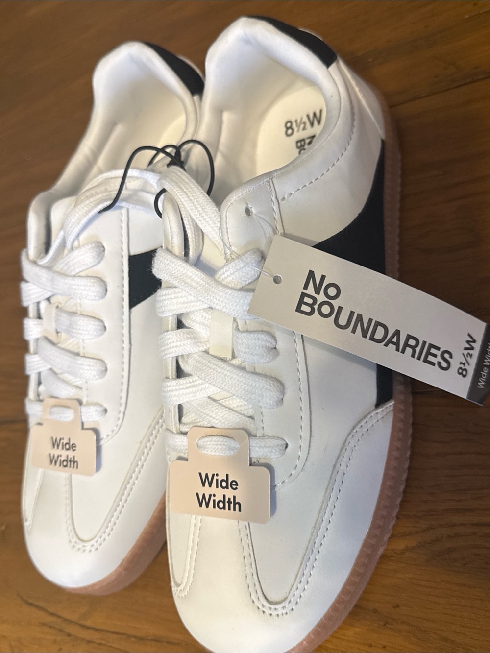 No Boundaries White and Black Women's Casual Sneakers